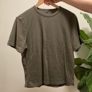 Men’s kit and ace size small olive green tshirt